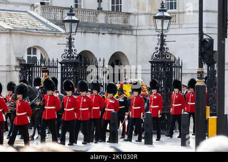 Londra, Regno Unito - 14th settembre 2022 la bara della Regina viaggia attraverso l'Horse Guards Arch in Whitehall, trasportato su una carrozza di armi a Westminster Hall, dove rimarrà in stato per quattro giorni fino al suo funerale di lunedì. Credit: Nils Jorgensen/Alamy Live News Foto Stock