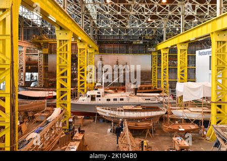 Interno di Boathouse 4 presso lo storico cantiere navale di Portsmouth in Inghilterra. Formazione di boatbuilding e mostre di artigianato famoso. Foto Stock