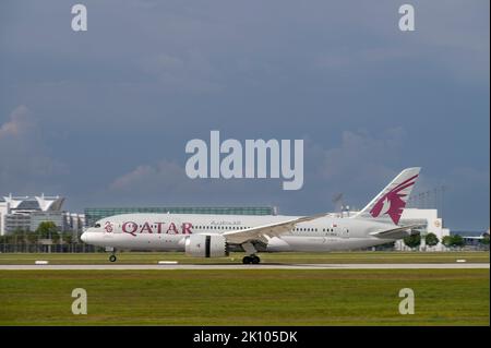 Monaco di Baviera, Germania - Agosto 26. 2022 : Qatar Airways Boeing 787-8 Dreamliner con la registrazione A7-BDA sta atterrando sulla pista sud 26L Foto Stock