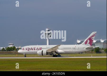 Monaco di Baviera, Germania - Agosto 26. 2022 : Qatar Airways Boeing 787-8 Dreamliner con la registrazione A7-BDA sta atterrando sulla pista sud 26L Foto Stock