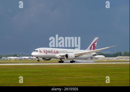 Monaco di Baviera, Germania - Agosto 26. 2022 : Qatar Airways Boeing 787-8 Dreamliner con la registrazione A7-BDA sta atterrando sulla pista sud 26L Foto Stock