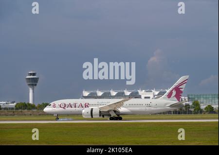 Monaco di Baviera, Germania - Agosto 26. 2022 : Qatar Airways Boeing 787-8 Dreamliner con la registrazione A7-BDA sta atterrando sulla pista sud 26L Foto Stock