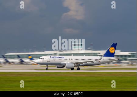 Monaco di Baviera, Germania - Agosto 26. 2022 : Lufthansa Airbus A320-214 con la registrazione D-AIUS inizia sulla pista sud 26L del Muni Foto Stock
