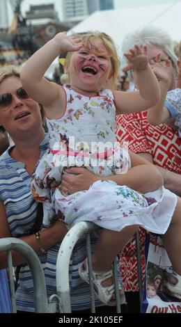 ELLA KERTON, 4 ANNI, PUNTA IL SUO MARCHIO DAD PO KERTON COME DIAMANTE HMS, TORNATO A PORTSMOUTH DOPO AVER CONTRIBUITO A BANDIRE ARMI CHIMICHE DALLA SIRIA. PIC MIKE WALKER, MIKE WALKER IMMAGINI, 2014 Foto Stock