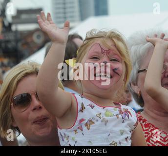 ELLA KERTON, 4 ANNI, PUNTA IL SUO MARCHIO DAD PO KERTON COME DIAMANTE HMS, TORNATO A PORTSMOUTH DOPO AVER CONTRIBUITO A BANDIRE ARMI CHIMICHE DALLA SIRIA. PIC MIKE WALKER, MIKE WALKER IMMAGINI, 2014 Foto Stock