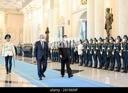 Nur Sultan. 14th Set, 2022. Il presidente cinese Xi Jinping partecipa alla cerimonia di benvenuto del presidente kazako Kassym-Jomart Tokayev al Palazzo Presidenziale di AK Orda a Nur-Sultan, Kazakistan, 14 settembre 2022. Credit: Yin Bogu/Xinhua/Alamy Live News Foto Stock