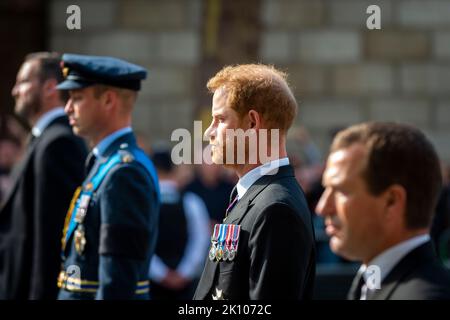 Londra, Regno Unito. 14 settembre 2022. Il principe William, il principe Harry e Peter Phillips seguono la bara della defunto Regina portata su una carrozza a Whitehall durante il tragitto verso Westminster Hall, dove si trova in stato per quattro giorni, consentendo al pubblico di visitare per rendere omaggio ai loro rispetti, prima del funerale statale del 19 settembre. La regina Elisabetta II, il monarca che regna da più tempo nella storia britannica, morì all'età di 96 anni a Balmoral, Scozia, e suo figlio, ora conosciuto come re Carlo III, l'ha succeduta. Credit: Stephen Chung / Alamy Live News Foto Stock