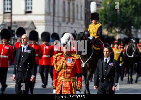 Londra, Regno Unito. 14 settembre 2022. I membri dell’esercito precedono la bara compiuta della Regina, portata su una carrozza di armi a Whitehall in rotta per Westminster Hall, dove si trova in stato per quattro giorni, consentendo al pubblico di visitare per rendere omaggio, prima del funerale statale del 19 settembre. La regina Elisabetta II, il monarca che regna da più tempo nella storia britannica, morì all'età di 96 anni a Balmoral, Scozia, e suo figlio, ora conosciuto come re Carlo III, l'ha succeduta. Credit: Stephen Chung / Alamy Live News Foto Stock