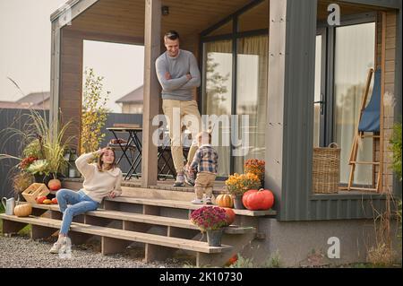 I giovani genitori e il loro bambino in veranda Foto Stock