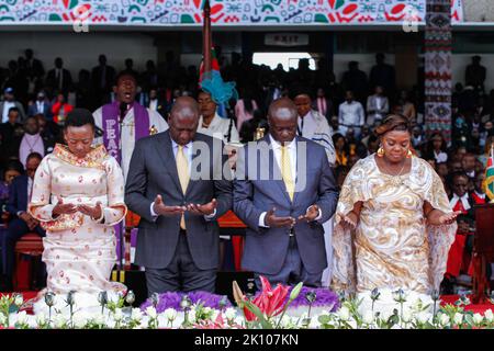 Nairobi, Kenya. 13th Set, 2022. Il 5th Presidente della Repubblica del Kenya il Dr. William Rito e sua moglie Racheal Rito (L) insieme al Vice Presidente Rigathi Gachagua e a sua moglie il Pastore Dorcas Gachagua si inginocchiano per una parola di preghiera al Moi International Sports Center di Kasarani, Nairobi, dopo essere stati giurati. Credit: SOPA Images Limited/Alamy Live News Foto Stock