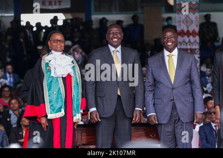 Nairobi, Kenya. 13th Set, 2022. Il 5th Presidente della Repubblica del Kenya Dr. William Rito (C) e il suo vice Rigathi Gachagua (R) scattano una foto con il capo di giustizia Martha Koome (R) al Moi International Sports Center di Kasarani, Nairobi dopo che sono stati giurati. Credit: SOPA Images Limited/Alamy Live News Foto Stock