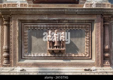 Sculture decorative a muro di Boliya Sarkar ki Chhatri, Indore, Madhya Pradesh. Conosciuto anche come Malhar Rao Chhatri. Architettura indiana. Antica archite Foto Stock