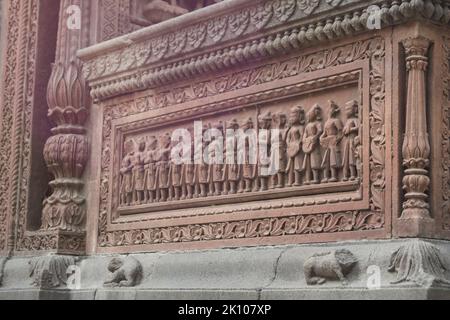 Sculture decorative a muro di Boliya Sarkar ki Chhatri, Indore, Madhya Pradesh. Conosciuto anche come Malhar Rao Chhatri. Architettura indiana. Antica archite Foto Stock