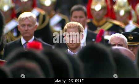 Il PIC mostra: La processione della Regina della bara si dirige oggi alla Westminster Hall 14.9.22 con il re Charles Prince William e i principi Harry Andrew e Edoardo A. Foto Stock