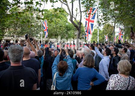 Londra, Inghilterra. 14th Settembre 2022. I pianti hanno costeggiato il Mall per rendere omaggio mentre la Regina compie il suo ultimo viaggio a Westminster Hall, dove si trova nello stato fino al giorno del suo funerale. Credit: Kiki Streitberger / Alamy Live News Foto Stock