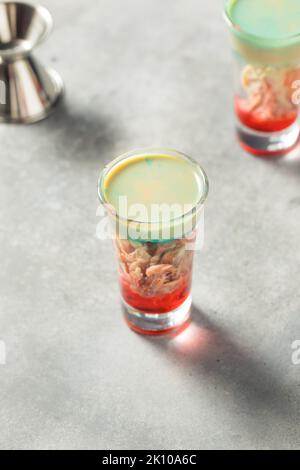 Cocktail Boozy Alien Brain Hemorrhage Shot per Halloween Foto Stock