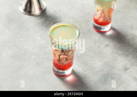 Cocktail Boozy Alien Brain Hemorrhage Shot per Halloween Foto Stock
