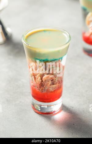 Cocktail Boozy Alien Brain Hemorrhage Shot per Halloween Foto Stock