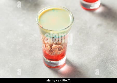 Cocktail Boozy Alien Brain Hemorrhage Shot per Halloween Foto Stock