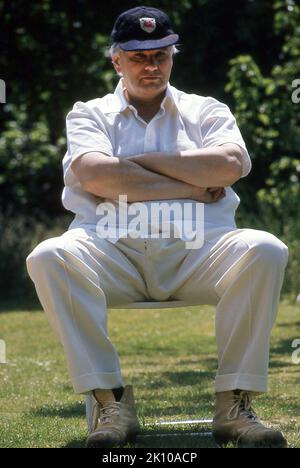 L'astronomo amatoriale Patrick Moore gioca a cricket 1977 Foto Stock