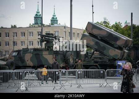 Varsavia, Polonia. 13th Set, 2022. L'equipaggiamento militare dell'Esercito Polacco è visto in mostra, tra cui un lanciamissili NSM (posteriore) e UN sistema di difesa aerea A corto raggio POPRAD (in primo piano) sono visti su Piazza Pilsudski a Varsavia, Polonia, il 13 settembre 2022. (Foto di Jaap Arriens /Sipa USA) Credit: Sipa USA/Alamy Live News Foto Stock