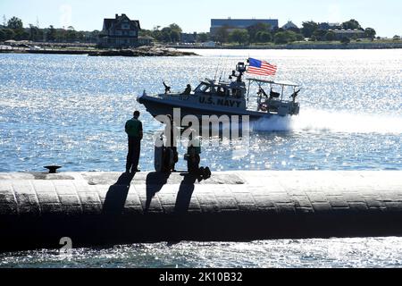 Groton, Stati Uniti. 02 Settembre 2022. Una nave di pattuglia della Marina degli Stati Uniti scorterà il sottomarino ad attacco rapido di classe Los Angeles USS San Juan lungo il fiume Tamigi mentre arriva a homeport alla base Naval Submarine base New London, 2 settembre 2022 a Groton, Connecticut. Credit: MCS Joshua Karsten/US Marines/Alamy Live News Foto Stock