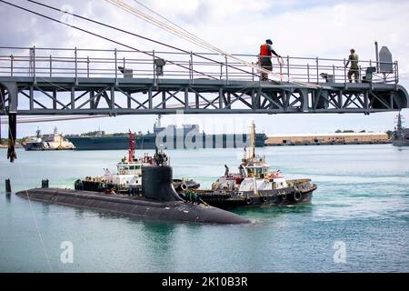 Apra Harbor, Stati Uniti. 25 agosto, 2022. Il sottomarino ad attacco rapido USS Seawolf della Marina statunitense arriva per una visita al porto per rifornire il 25 agosto 2022 ad Apra Harbor, Guam. Credito: Leary/USA di MCS Darek Navy/Alamy Live News Foto Stock