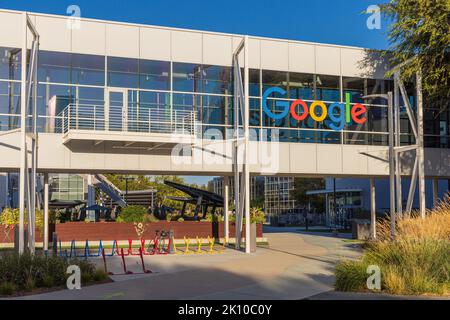 MOUNTAIN VIEW, CA, USA - 13 SETTEMBRE 2022: Il segno di Google è visto a Googleplex, il complesso della sede centrale di Google e dei suoi genitori Foto Stock