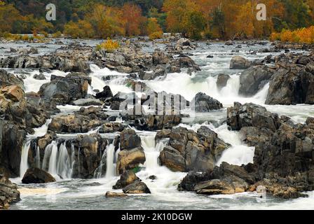 Cascate d'acqua sopra le rocce alle Great Falls della cascata Potomac adagiato in un parco in Virginia, al di fuori di Washington, DC Foto Stock