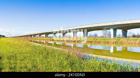 Autostrada sopraelevata costruito costruito lungo un fiume con rinforzo in calcestruzzo prefabbricato struttura (Italia) - vista panoramica Foto Stock