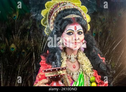 Donne sposate che eseguono dhunuchi danza in occasione di Durga Agomoni come rituale, il fumo Santo copriva tutta la zona. Foto Stock