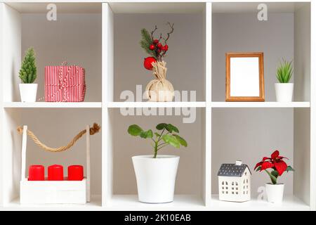 Home decor. Arredamento scaffale con candela, diffusore di aroma e di  spighe di grano in un vaso, lifestyle interior decor dettagli Foto stock -  Alamy