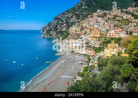 Positano, baia al tramonto, costiera amalfitana, Europa meridionale Foto Stock