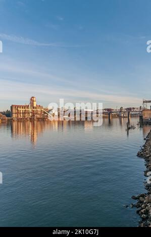 Vista del ponte di Broadway vicino al ponte Fremont sulla riva sud del fiume Willamette a Portland, Oregon. Include terminali Temco e Cargill. Foto Stock