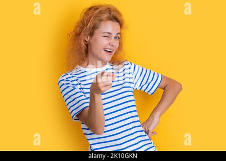 ritratto della ragazza rossa che si avvolse isolato su sfondo giallo. ritratto della giovane ragazza rossa Foto Stock