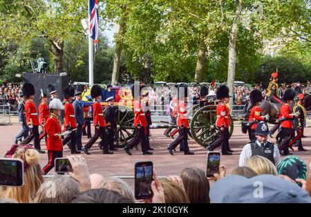 Londra, Inghilterra, Regno Unito. 14th Set, 2022. La bara della Regina come la processione per la regina sdraiato-in-stato passa attraverso il Mall. La regina fu portata da Buckingham Palace a Westminster Hall nel Palazzo di Westminster, dove rimarrà fino al suo funerale il 19th settembre. (Credit Image: © Vuk Valcic/ZUMA Press Wire) Credit: ZUMA Press, Inc./Alamy Live News Foto Stock