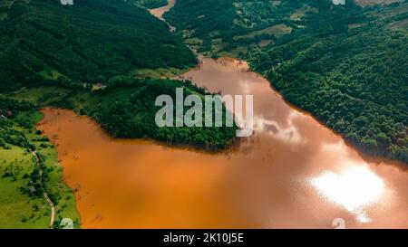 Fotografia aerea del lago industriale di decantazione a Geamana in Romania. La fotografia è stata scattata da un drone con la fotocamera rivolta verso il basso rivela Foto Stock