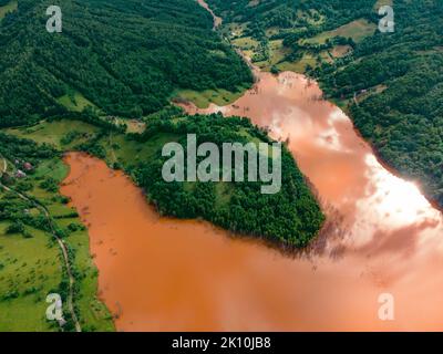 Fotografia aerea del lago industriale di decantazione a Geamana in Romania. La fotografia è stata scattata da un drone con la fotocamera rivolta verso il basso rivela Foto Stock