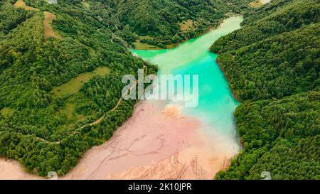 Fotografia aerea del lago industriale di decantazione a Geamana in Romania. La fotografia è stata scattata da un drone con la fotocamera rivolta verso il basso rivela Foto Stock