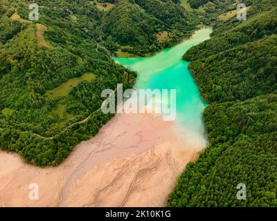 Fotografia aerea del lago industriale di decantazione a Geamana in Romania. La fotografia è stata scattata da un drone con la fotocamera rivolta verso il basso rivela Foto Stock