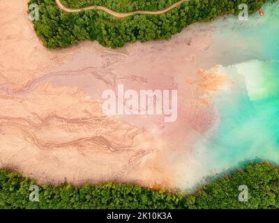 Fotografia aerea del lago industriale di decantazione a Geamana in Romania. La fotografia è stata scattata da un drone con la fotocamera rivolta verso il basso rivela Foto Stock