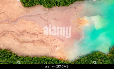 Fotografia aerea del lago industriale di decantazione a Geamana in Romania. La fotografia è stata scattata da un drone con la fotocamera rivolta verso il basso rivela Foto Stock