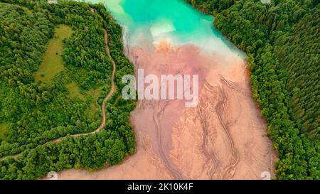 Fotografia aerea del lago industriale di decantazione a Geamana in Romania. La fotografia è stata scattata da un drone con la fotocamera rivolta verso il basso rivela Foto Stock