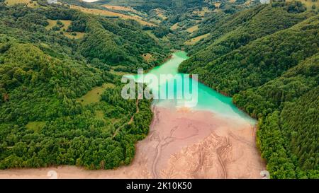 Fotografia aerea del lago industriale di decantazione a Geamana in Romania. La fotografia è stata scattata da un drone con la fotocamera rivolta verso il basso rivela Foto Stock