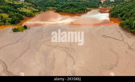 Fotografia aerea del lago industriale di decantazione a Geamana in Romania. La fotografia è stata scattata da un drone con la fotocamera rivolta verso il basso rivela Foto Stock