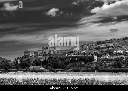 Assisi, un viaggio attraverso la storia e la religione. Bianco e nero Foto Stock