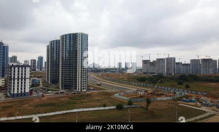 Cantiere di un nuovo blocco cittadino. Costruzione di edifici a più piani. Fotografia aerea. Foto Stock