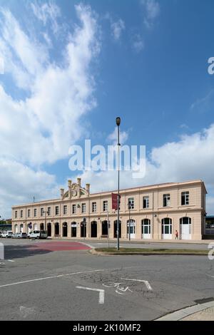 VIC, Spagna - 11 settembre 2022: Vista esterna della stazione ferroviaria di Vic sotto un cielo blu nel concetto di trasporto sostenibile e inquinamento. Foto Stock