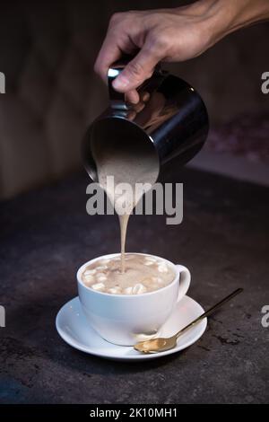 il processo di preparazione del caffè con marshmallows. Foto Stock