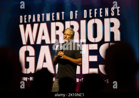 Orlando, Stati Uniti d'America. 19 agosto, 2022. Il comico e attivista militare Jon Stewart ospita la cerimonia di apertura dei Giochi dei Guerrieri del Dipartimento della Difesa del 2022 al Walt Disney World Resort, il 19 agosto 2022 a Orlando, Florida. Credito: SGT. Henry Villarama/DOD Photo/Alamy Live News Foto Stock